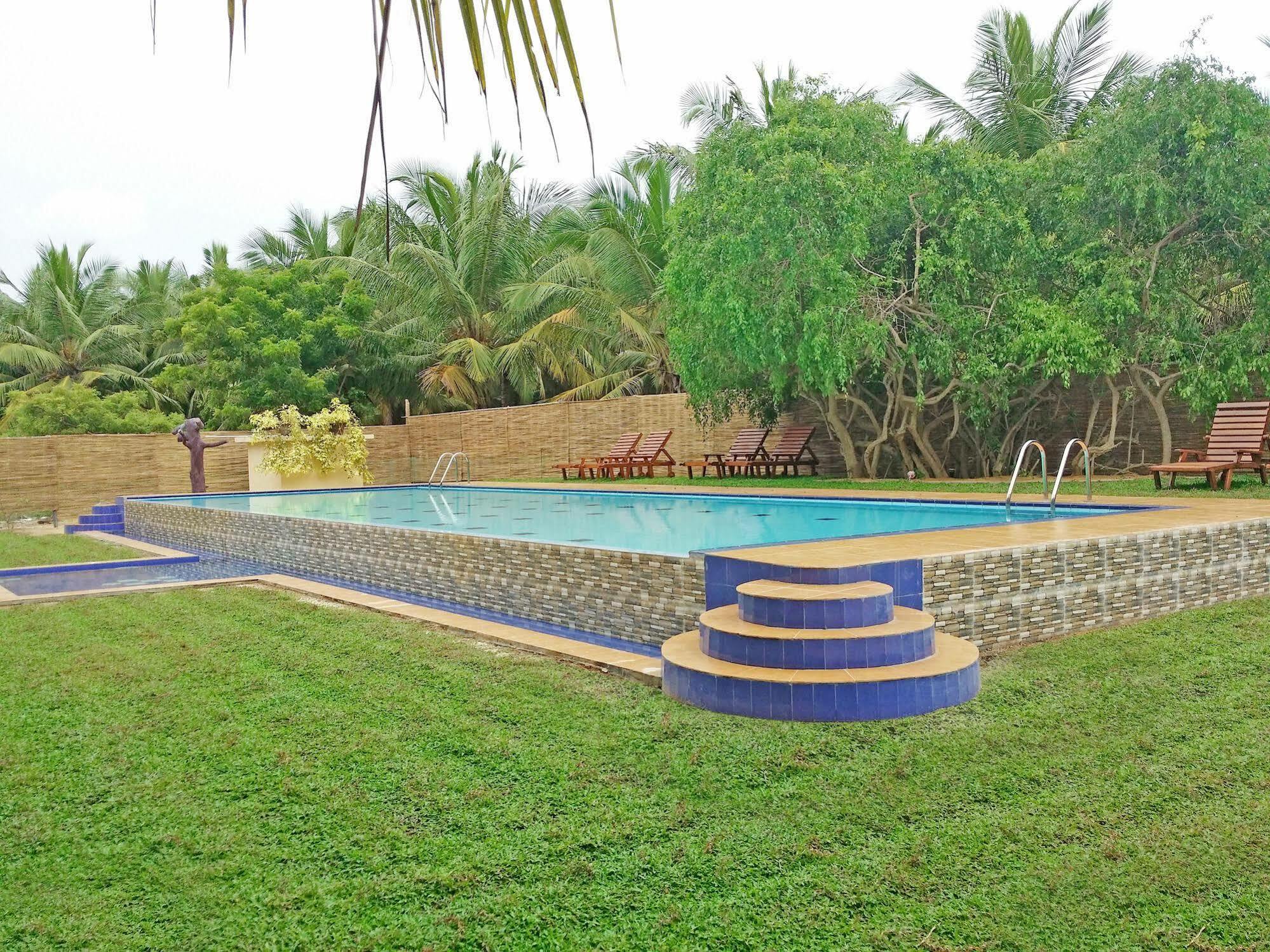 Roshanne Beach Resort Калпития Екстериор снимка